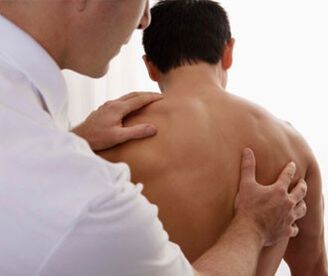 Un neurólogo examina a un paciente con signos de osteocondrosis cervical.